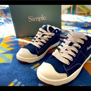 Simple navy mid skate suede shoe size 8 mens size 10 womens.